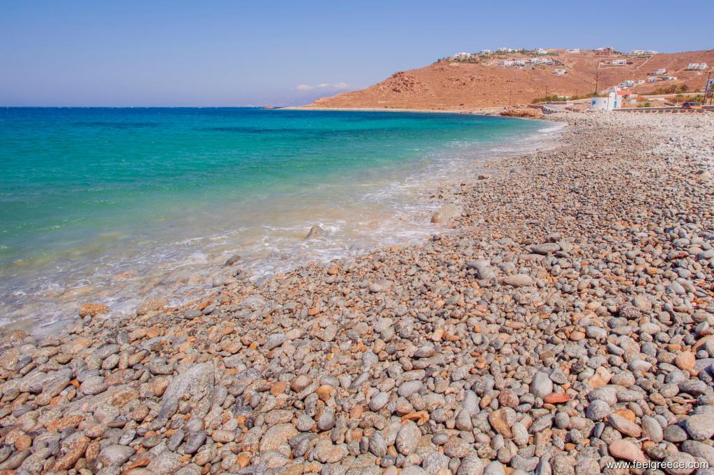 Narrow beach with round pebbles
