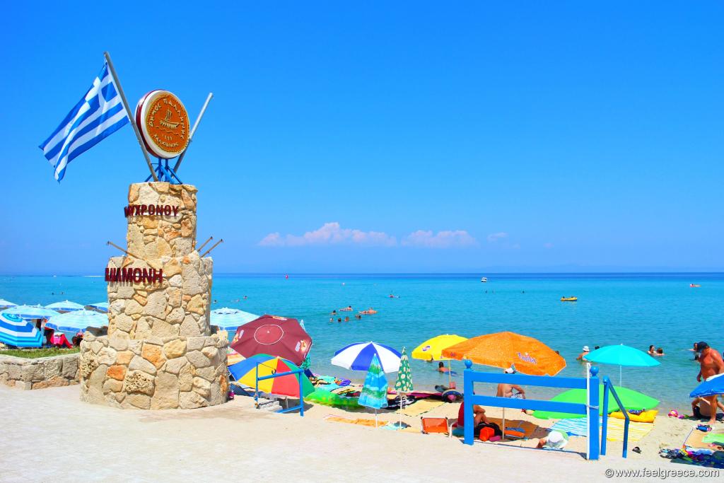 Sculpture at the center of the beach