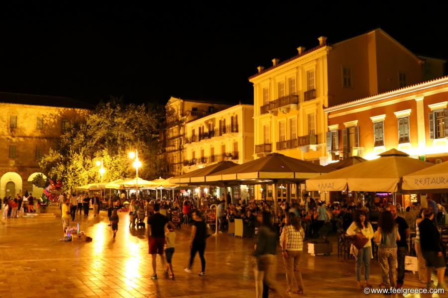 The lively Plateia Syntagmatos in the evening