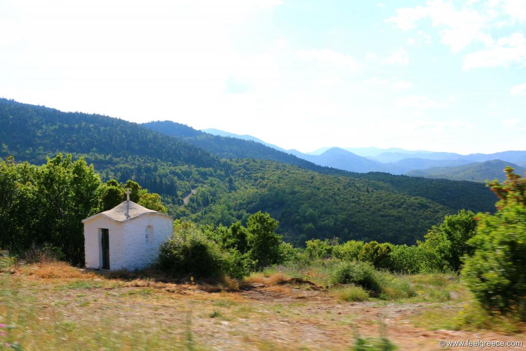 A small chapel along the road before Kounoupia