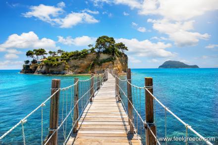 The bridge to Cameo islet